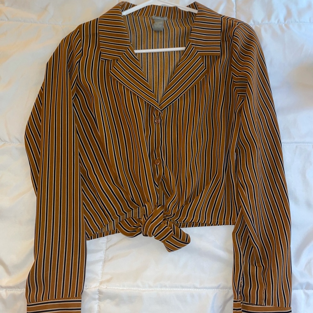Lovely striped blouse that ties at the bottom